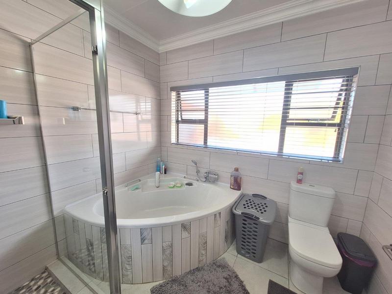 4 Bedroom Property for Sale in Fraaiuitsig Western Cape